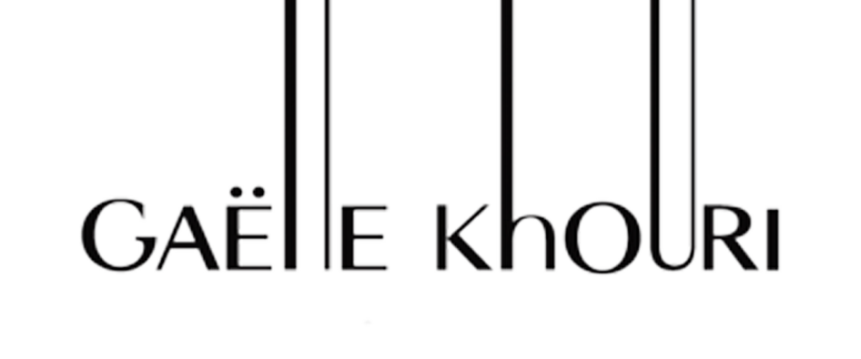 Close-up of a sign with the Scottish Gaelic phrase 'GÀIDHLIG' and the English translation 'KOURI' on a gray background.