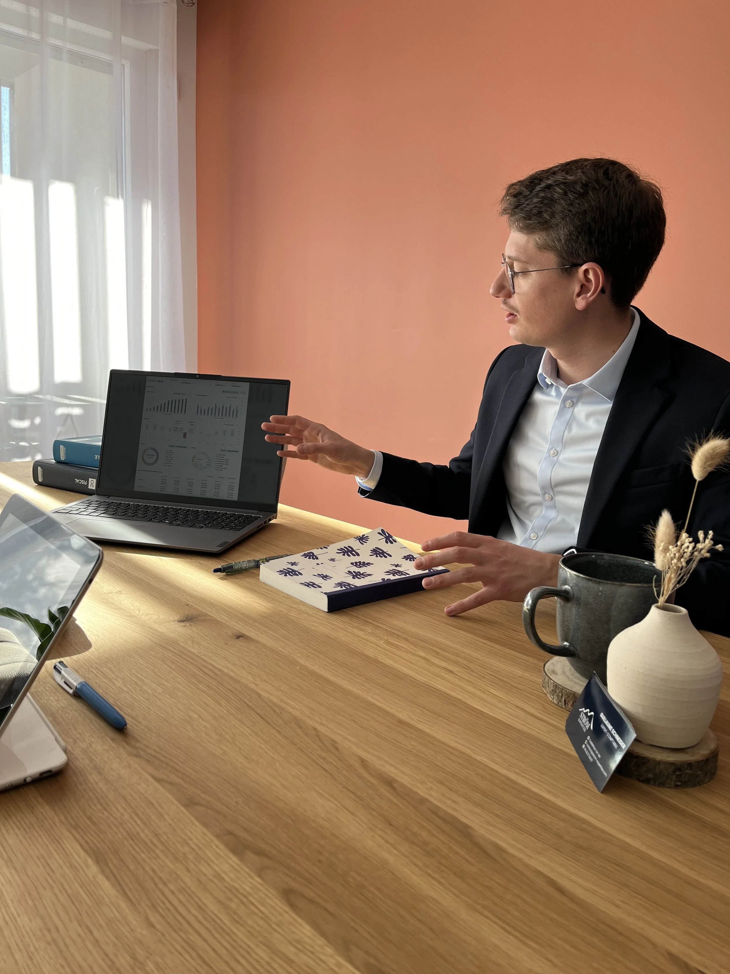 Guillaume Schneider, expert-comptable, qui présente un tableau de bord pour aider son client à piloter son activité.