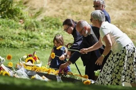 Gill and Amelie 10th ann Hyde park.jpg