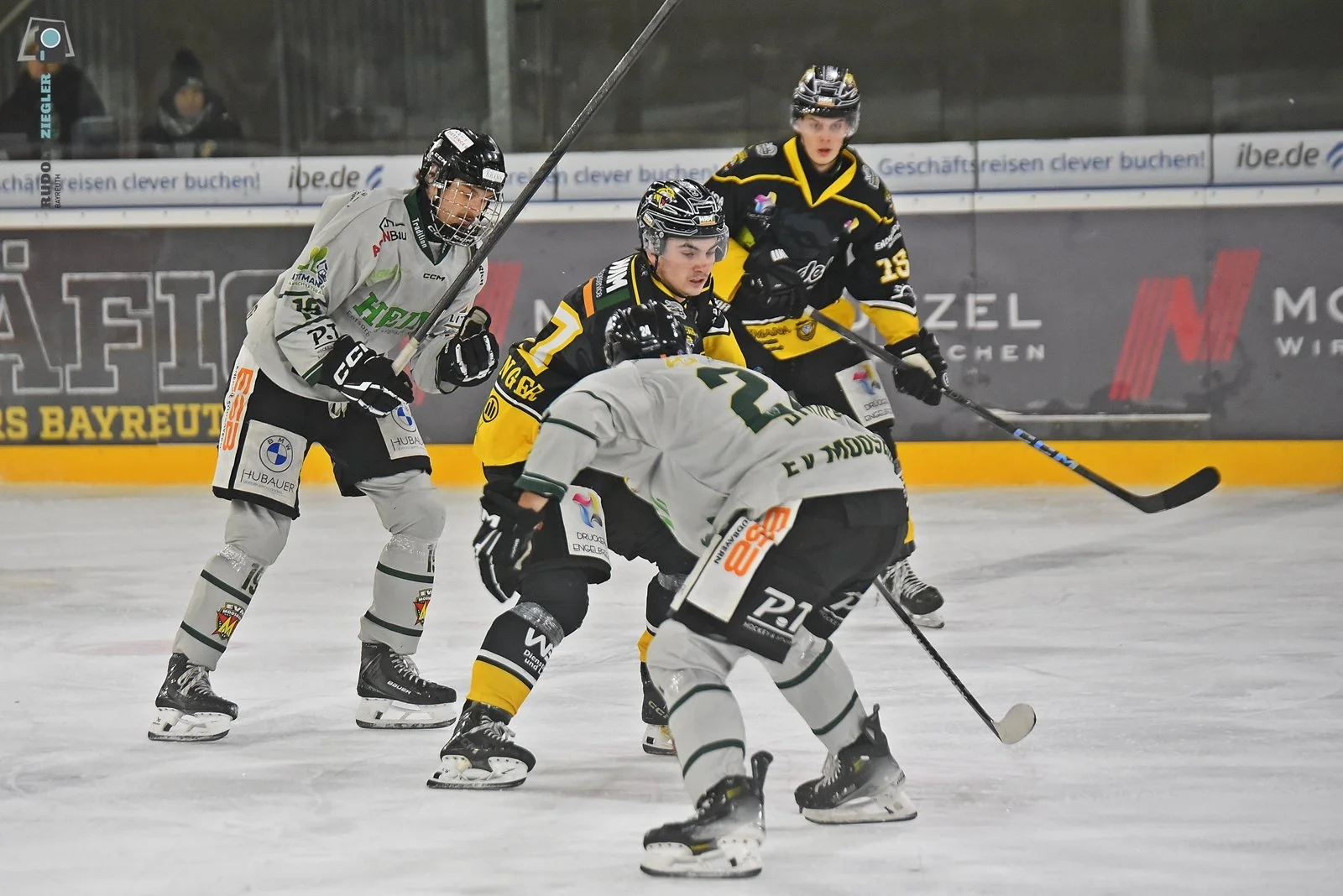 2025-12-07 EHC Bayreuth vs. EV Moosburg 096-RZL.JPG