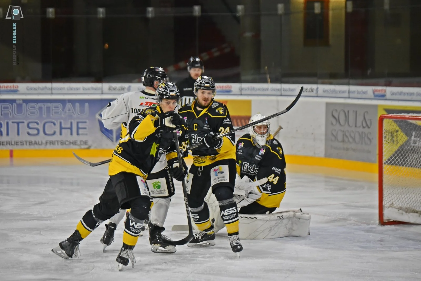 2025-12-13 EHC vs. TSV Trostberg 012-RZL.JPG