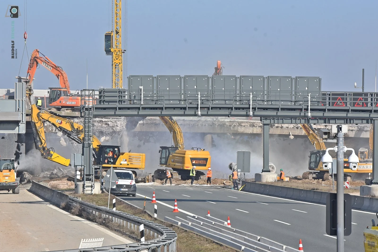 Abriss über der Autobahn