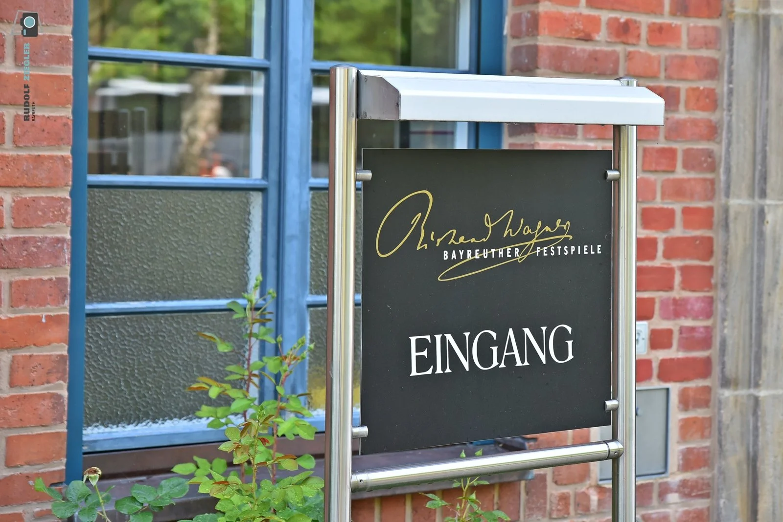 “Randnotizen vom Grünen Hügel”