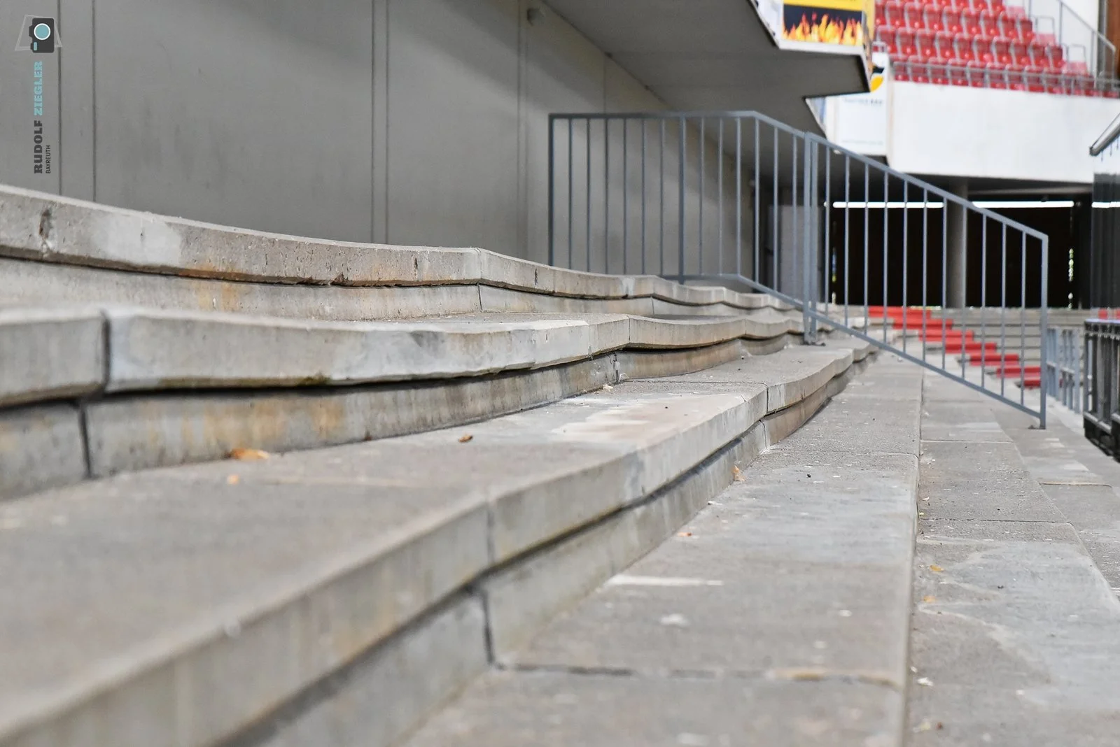 2026-08-14 Eisstadion Sperrung Stehplätze 007-RZL.JPG