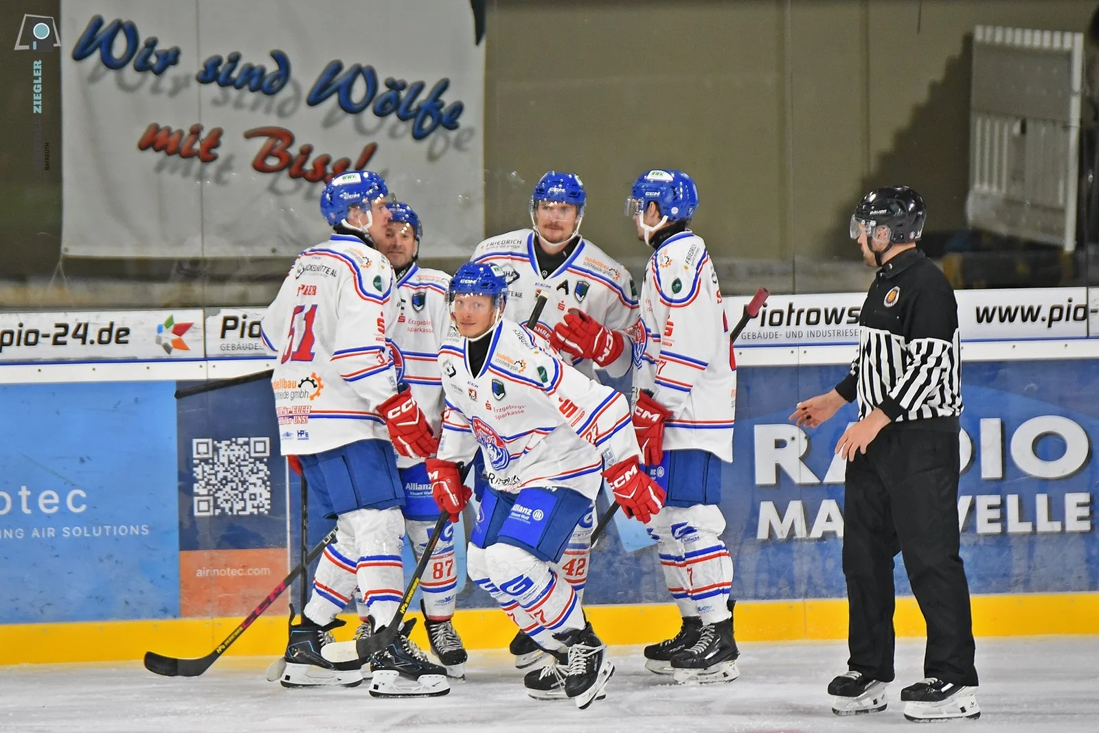 2026-09-11 EHC vs. Schönheider Wölfe 080-RZL.JPG