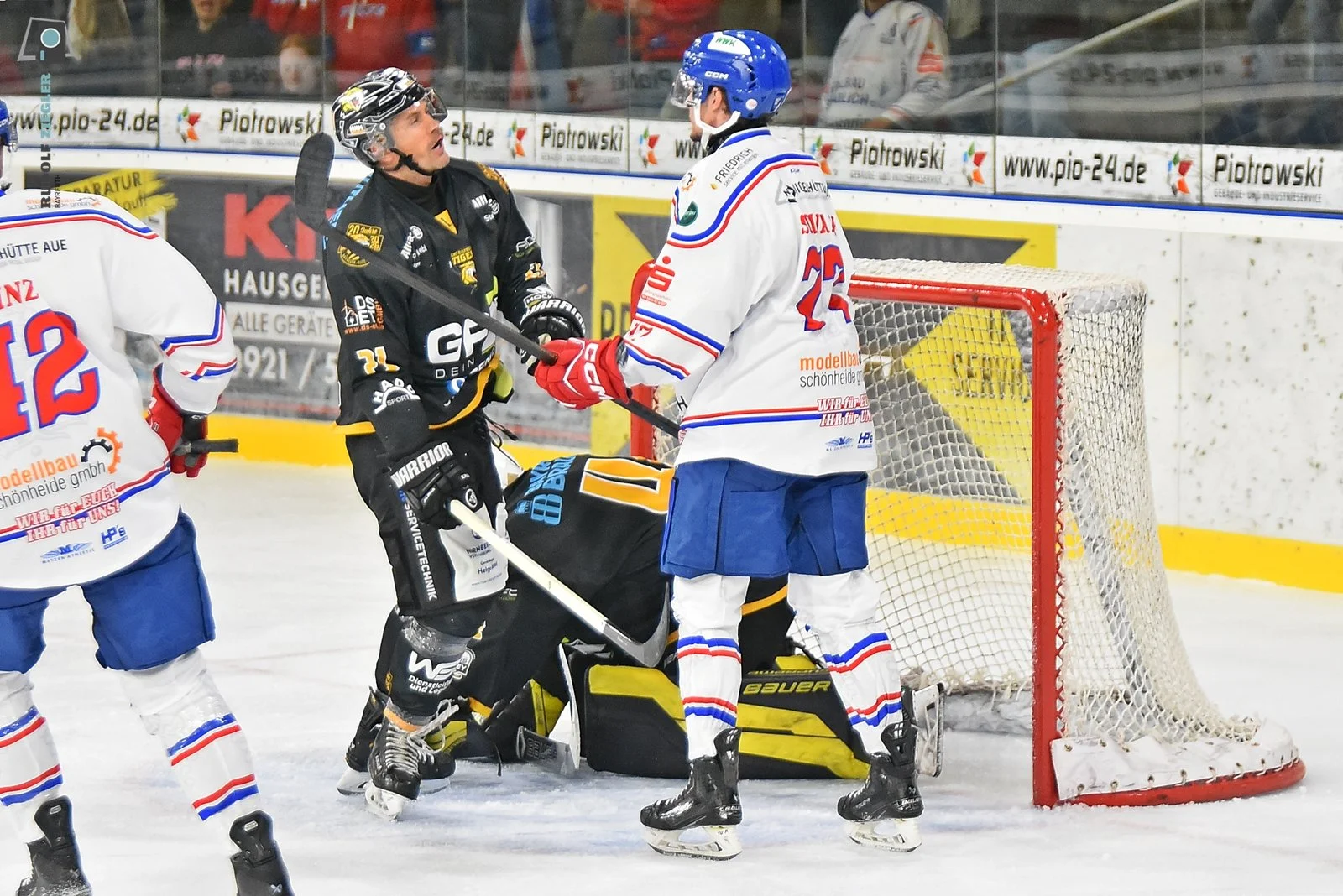 2026-09-11 EHC vs. Schönheider Wölfe 119-RZL.JPG