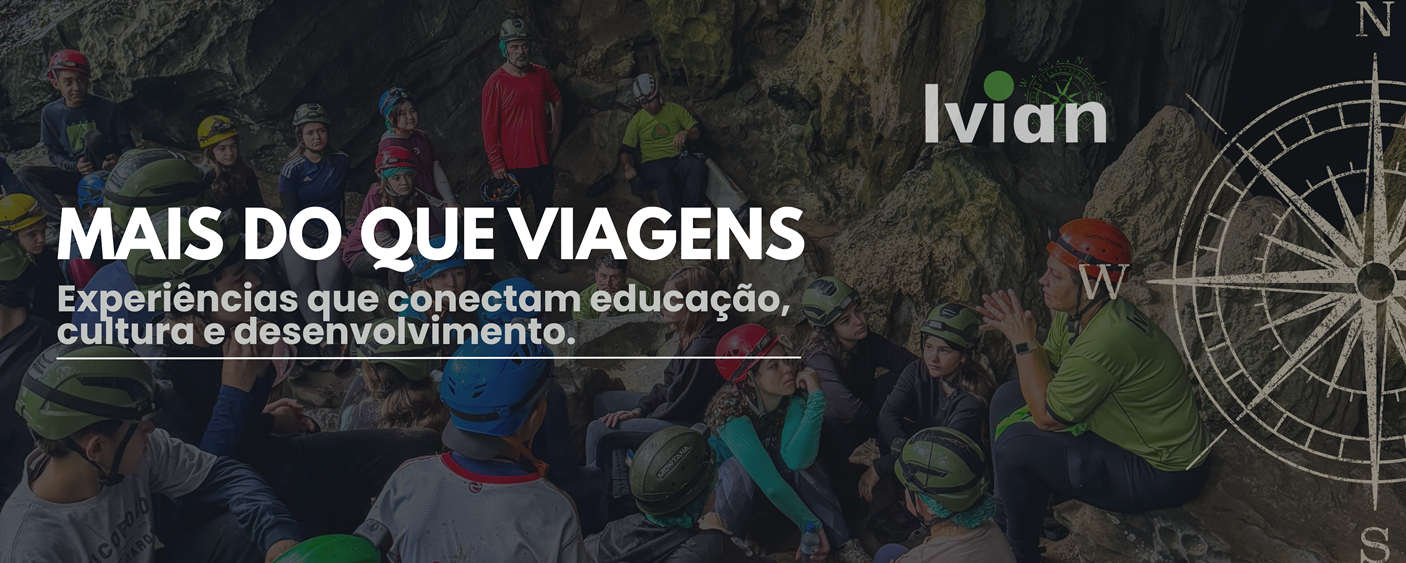 Grupo de pessoas com capacetes de segurança, participando de uma atividade de exploração em uma caverna, com uma pessoa liderando ou explicando algo.