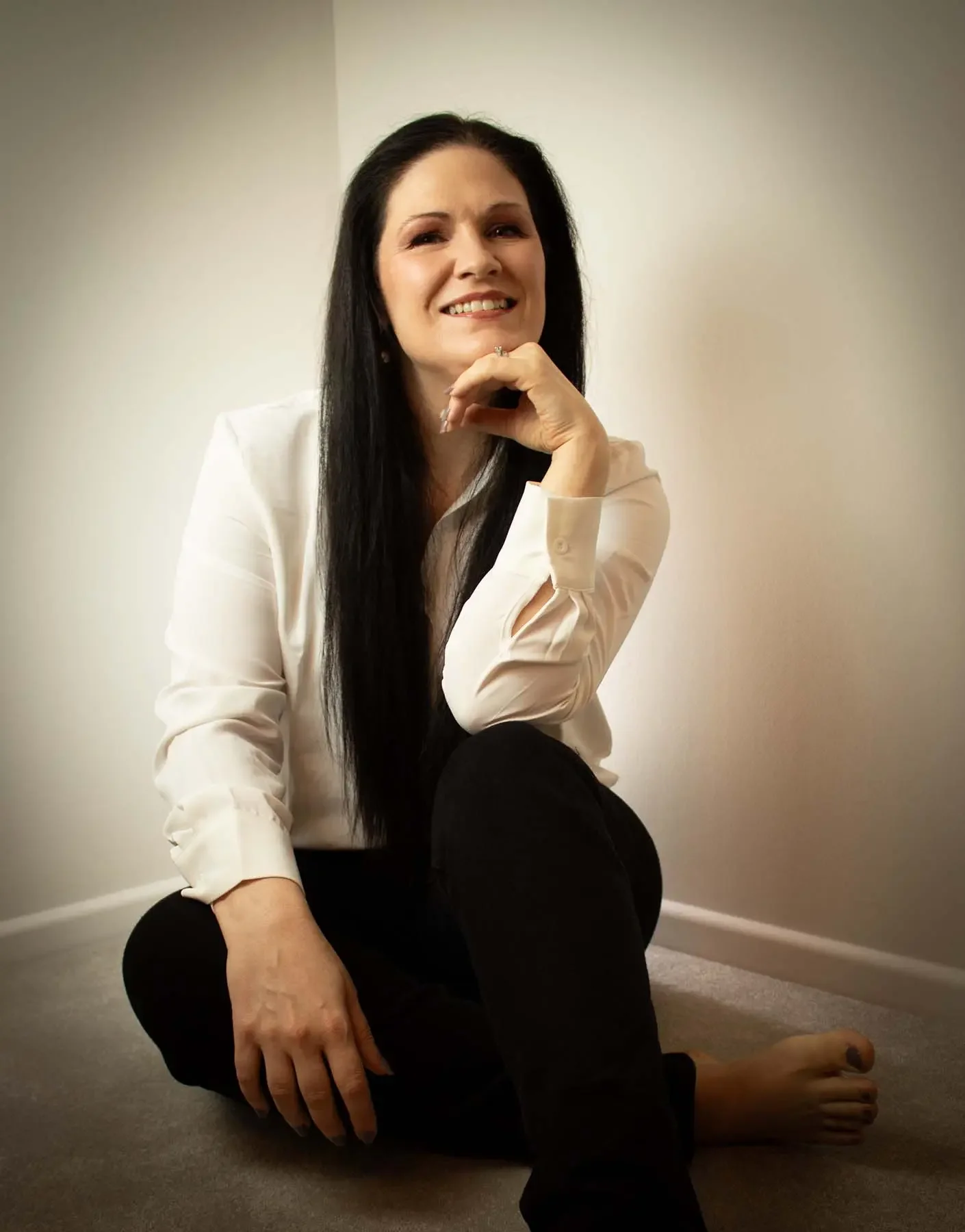 Portrait of Clare, founder of Clarashi, smiling calmly at the camera. Clarashi, professional hypnotherapist and life coach offering a calm space for initial enquiries.