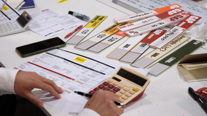 Finance for non-finance course, class vibes-5 | People learn finance through cards and calcualtors.