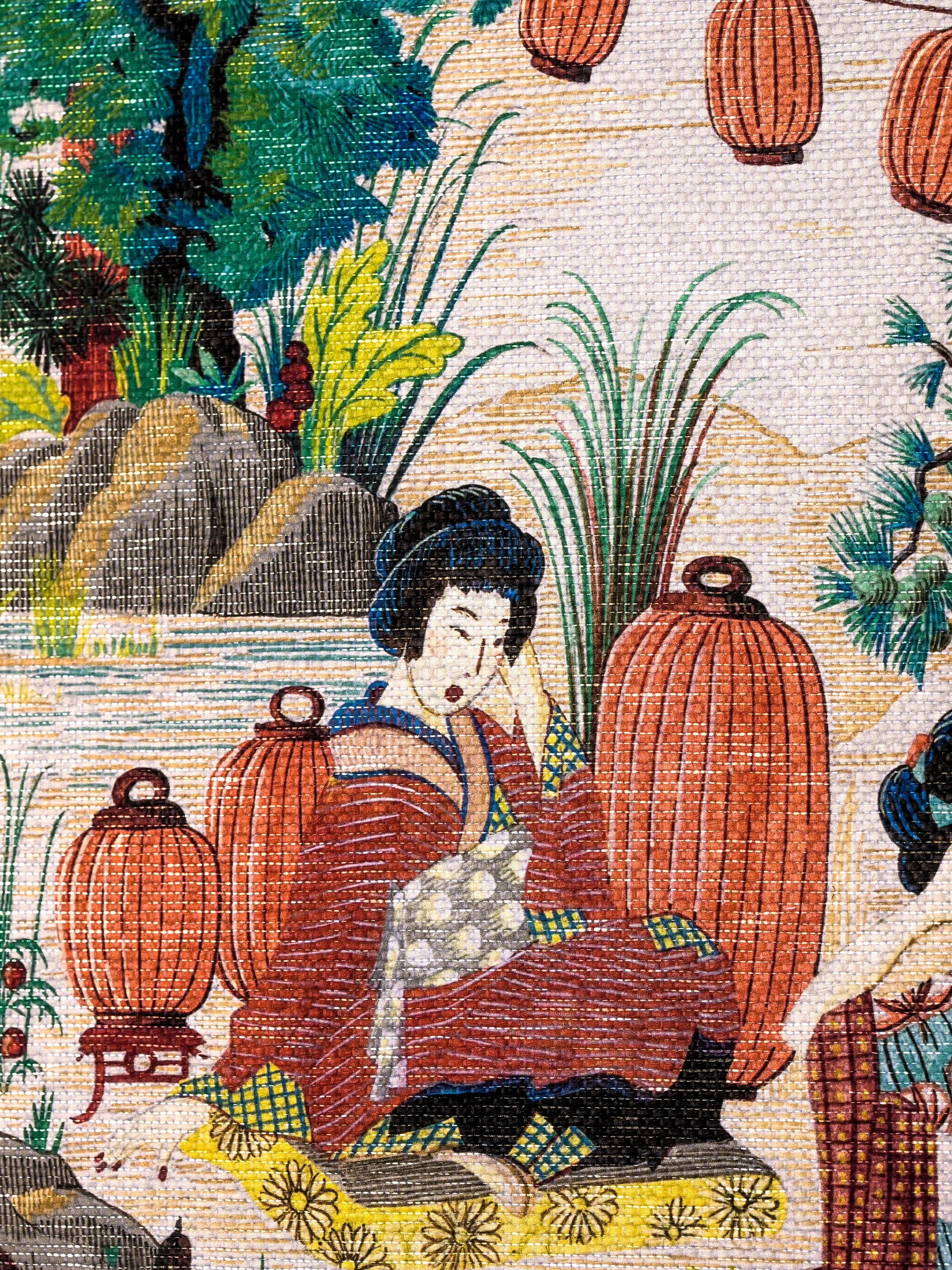 Ein traditionelles japanisches Wandbild mit einer sitzenden Frau in rotem Kimono, umgeben von Laternen, Pflanzen und Wasser.
