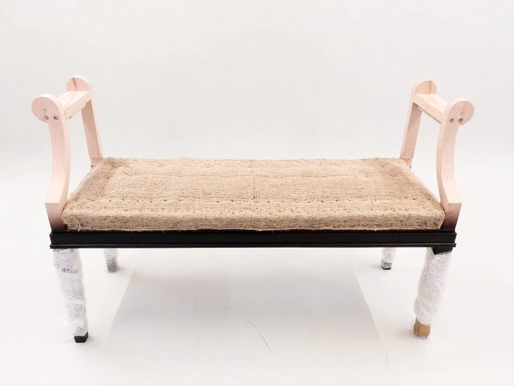 Ein kleiner, antiker Holzbettgestell mit einem nackten Rahmen und abgeschmirgelten Beinen, keine Matratze