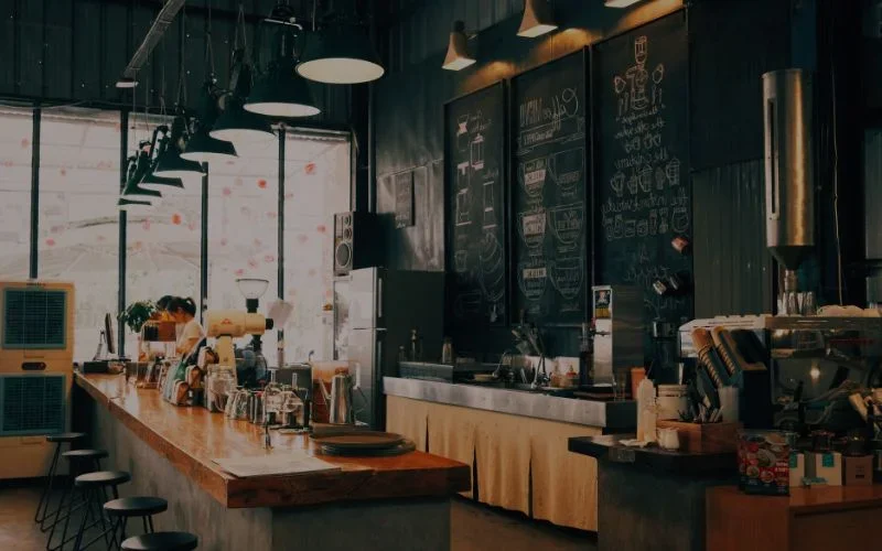 Decoración acorde y buena atmosfera 