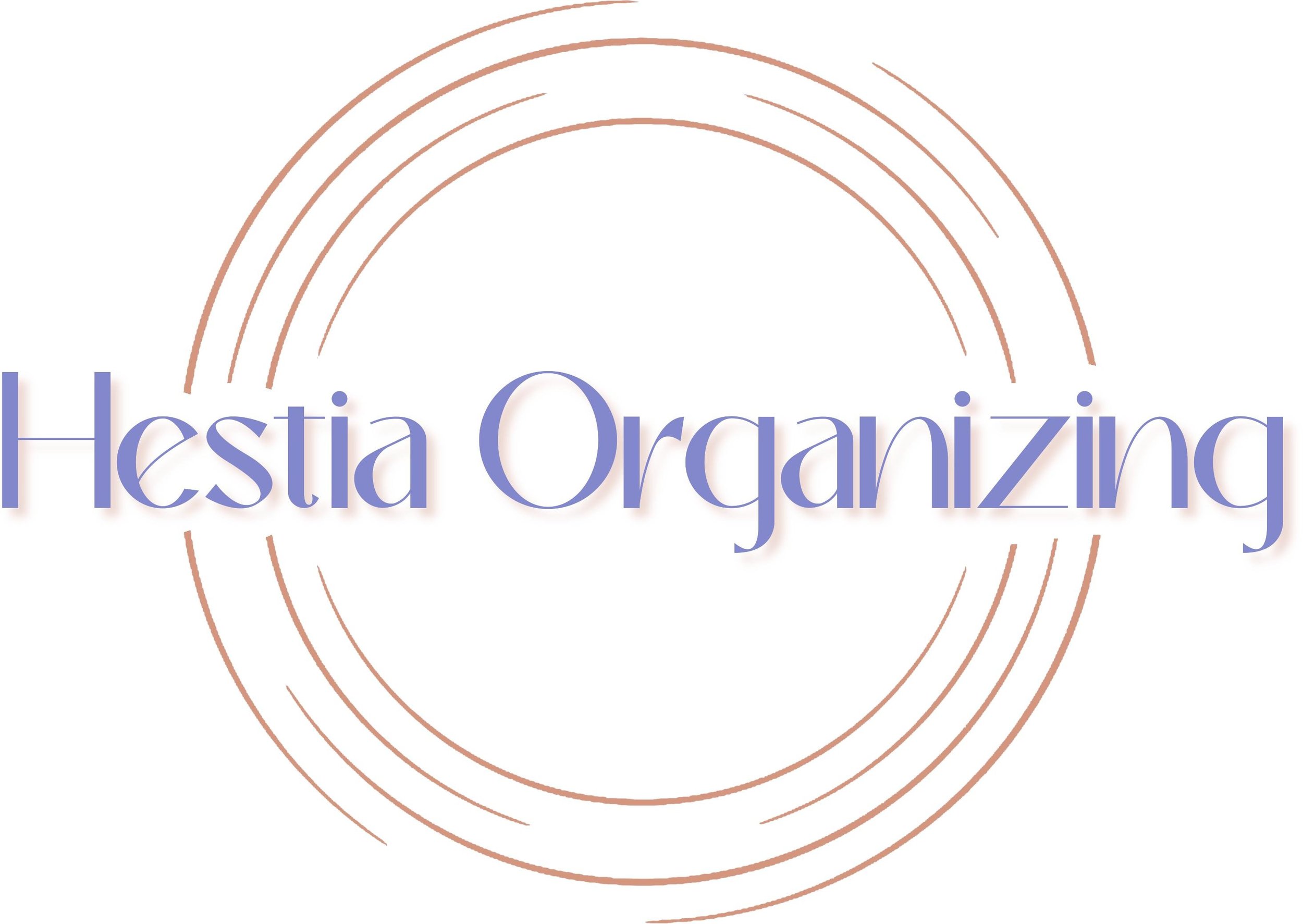 Logo met de tekst 'Hestia Organizing' in paarse letters, omringd door een design met cirkels in zalmroze.