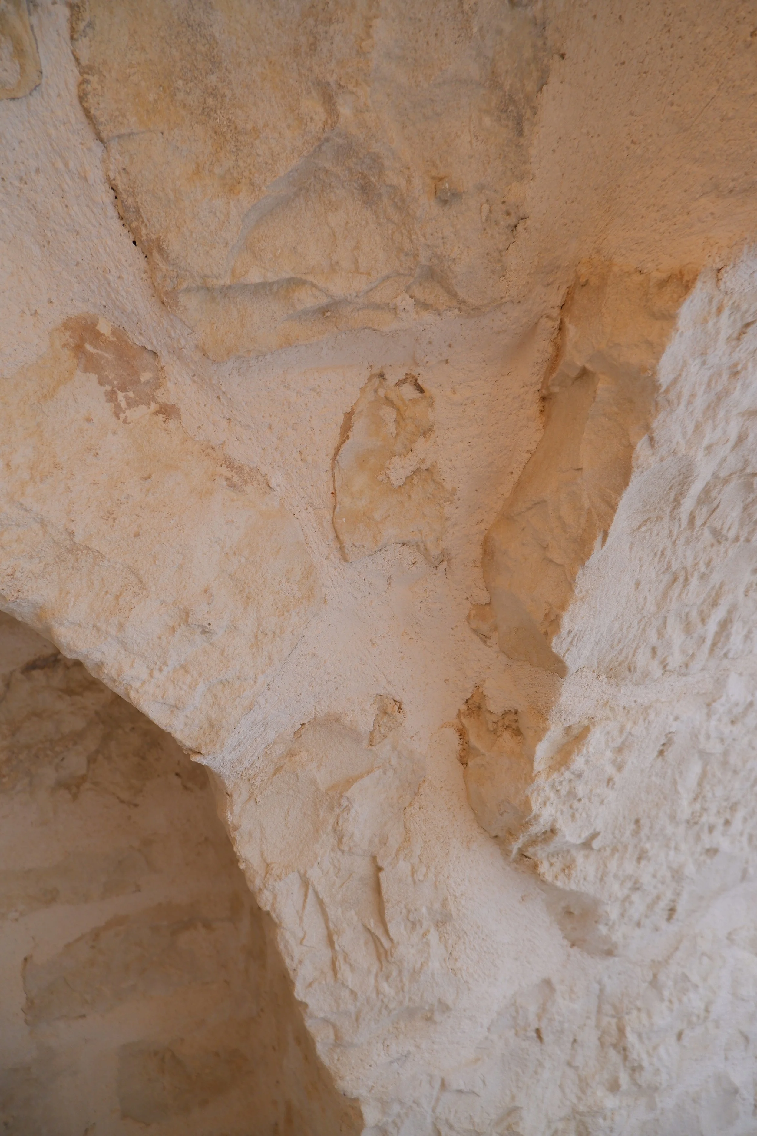 Close-up van een ruwe, beige bakstenen gewelf