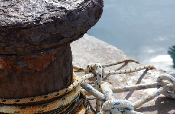 Rope rondom een rots bij water