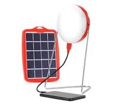 Makaani liegt nahe am Äquator, dh es wird kurz nach 18 Uhr dunkel. Nicht alle Haushalte können sich einen Stromanschluss leisten. Zudem fällt der Strom immer wieder tagelang aus. Einfache Solarlampen und kleine Solarsysteme, die auch Handys aufladen,