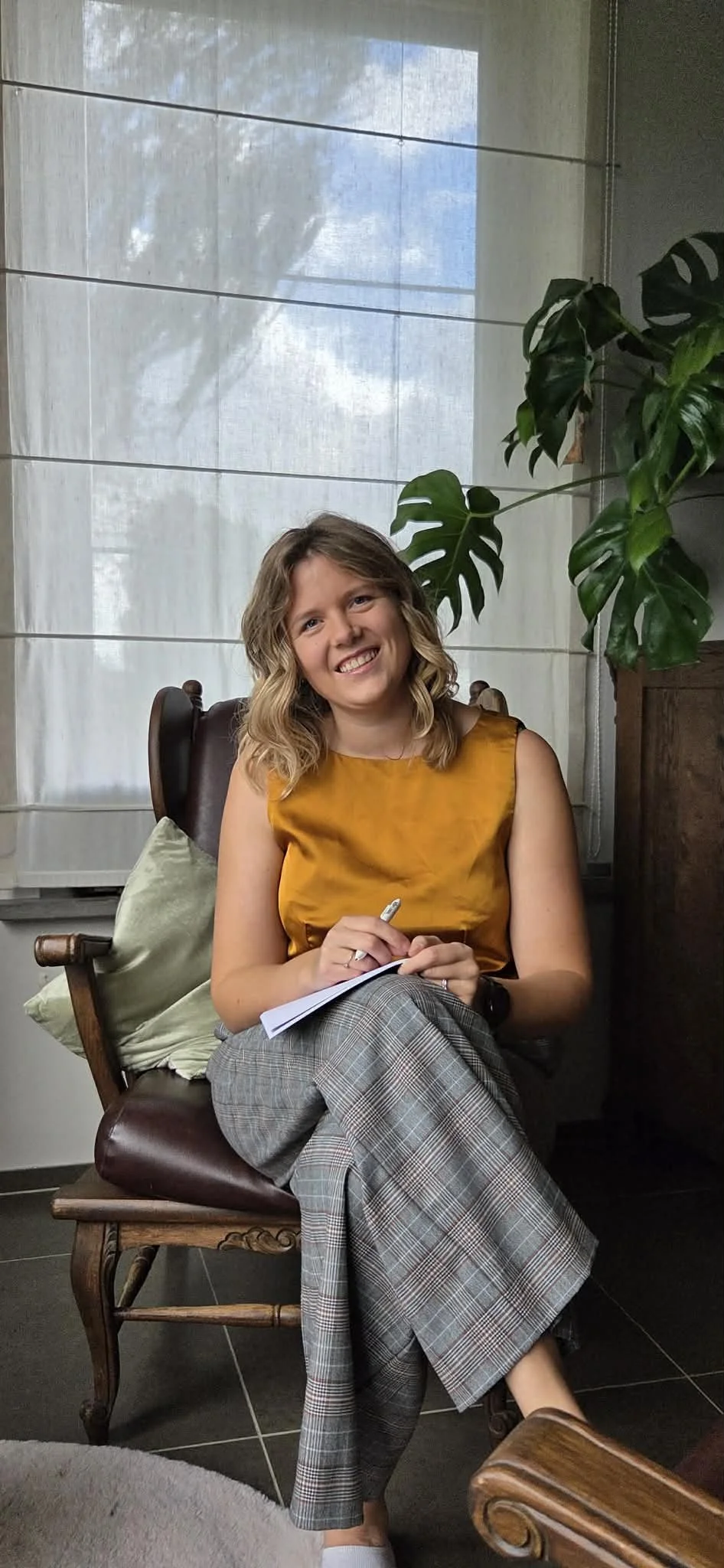 Vrouw lachend met een groene blouse, zonlicht