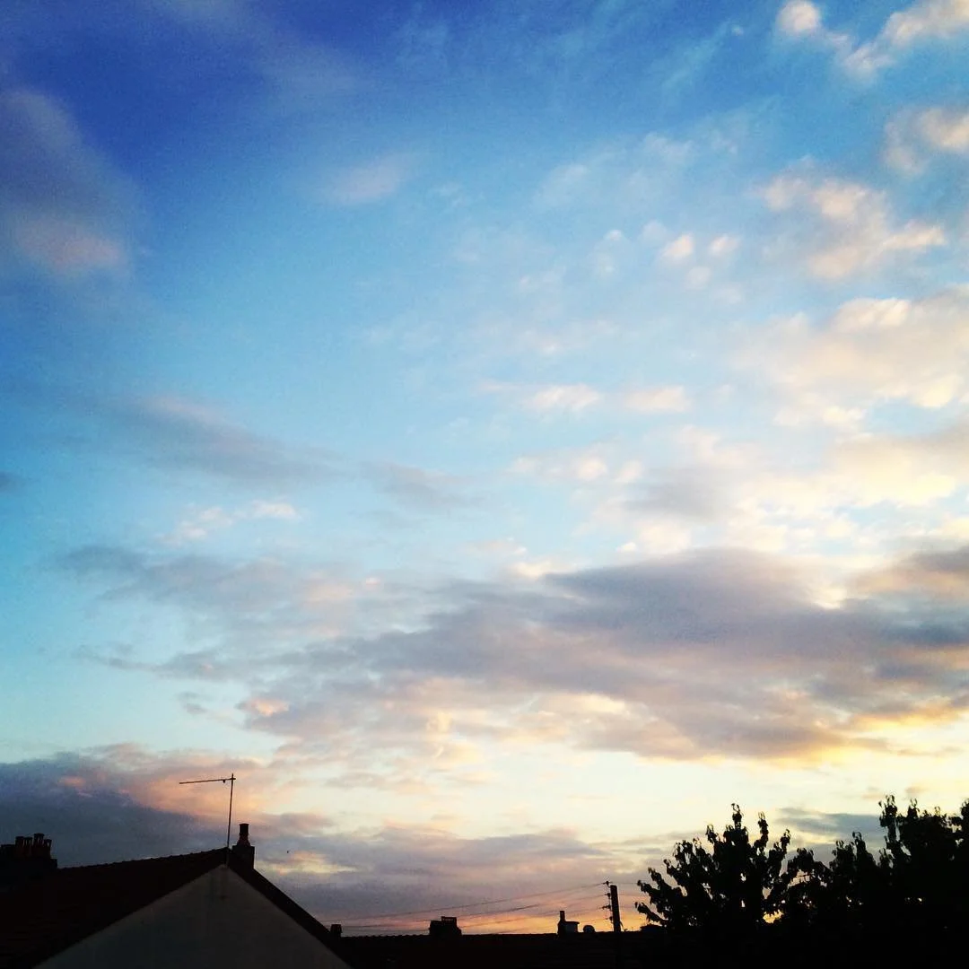 ☁️ D a y ☁️ Aujourd'hui dernier jours de boulot avant le WE. Et quoi de mieux que de ce r&eacute;veiller et d'apercevoir ce joli ciel 😇. #day #new #sky #ciel #blue #bleu #nuage #cloud #soleil #lever #work #hard #love #beautiful #we #weather #weekend