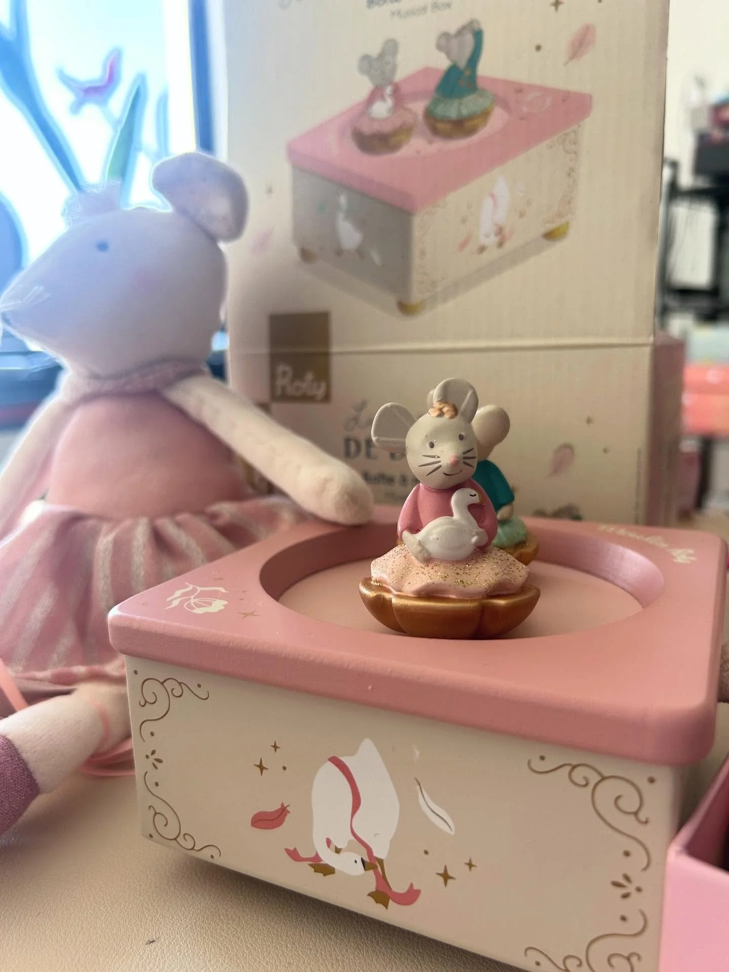 Donde la m&uacute;sica suena bajito y la magia vive en los detalles 🐭🐰✨
#CuartoInfantil #Decoraci&oacute;nInfantil #RegalosConAmor #InfanciaFeliz #JuguetesBonitos