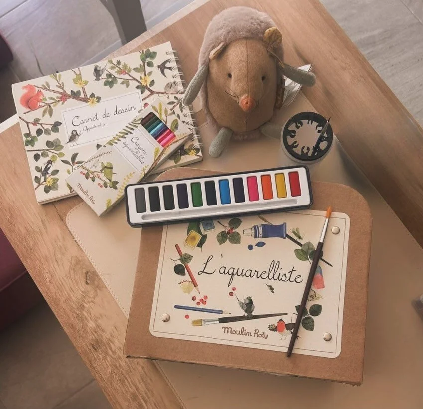 Peque&ntilde;os rituales creativos en casa 🎨✨

Acuarelas, papel, tiempo sin pantallas.
Colores que se mezclan, historias que empiezan a tomar forma. 

As&iacute; se construyen recuerdos 🙌🏻#corememory #creativity #aquarelle