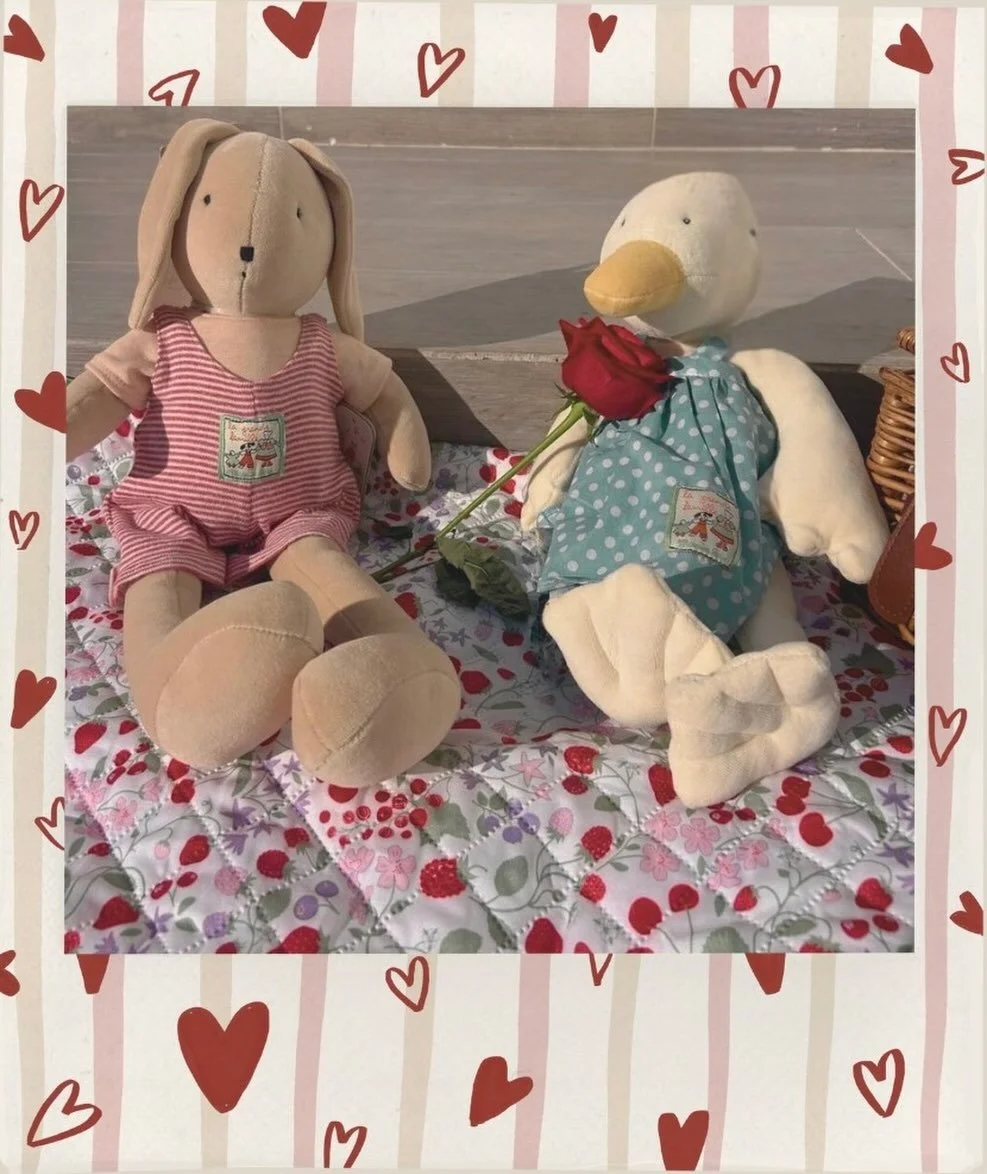 Hay juguetes que entretienen&hellip;
y otros que se vuelven parte de los recuerdos 🤍

Sylvain y Jeanne est&aacute;n hechos para acompa&ntilde;ar abrazos, cuentos y momentos que duran a&ntilde;os. 

Guarda este post para cuando busques un regalo espe