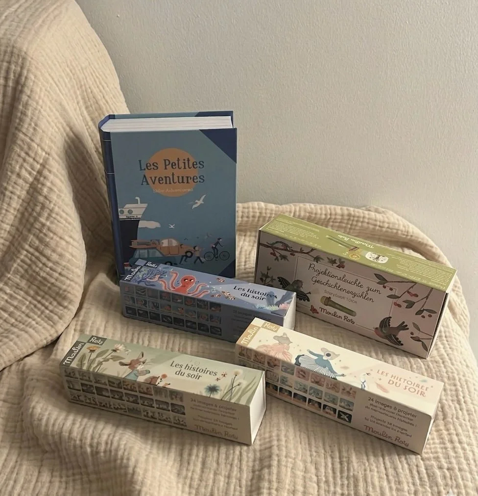 &iquest;Y si hoy el cuento lo cuentan las paredes? ✨🌙
Transforma la rutina de dormir en el momento m&aacute;s esperado del d&iacute;a. Con nuestras linternas de historias de Moulin Roty, cada noche es una aventura nueva: desde el fondo del mar hasta