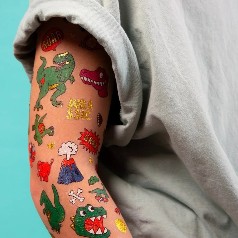 Viaje al Jur&aacute;sico en 3, 2, 1... 🦖✨. Tatuajes de dinosaurios🌿🦕 son f&aacute;ciles de poner, seguros para su piel y los dise&ntilde;os son una obra de arte. &iquest;Cu&aacute;l es su favorito: el T-Rex o el Triceratops? #omyworld #dinosaur #t