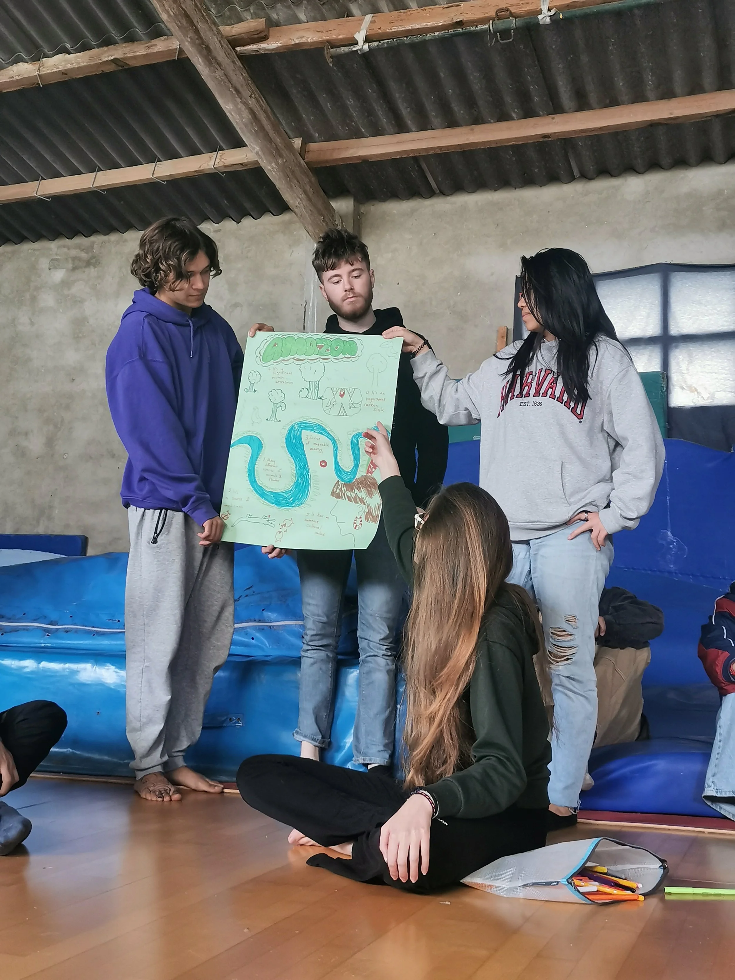 Cuatro jóvenes presentan su trabajo al resto del grupo. 