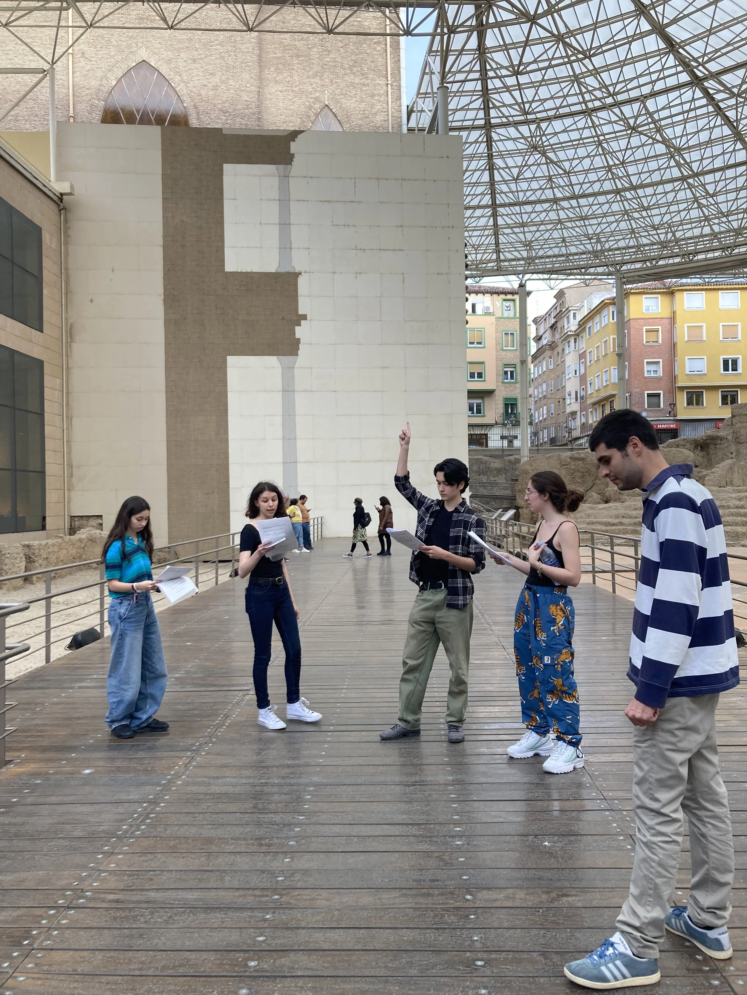 Fotografía en la que se ve a unos jóvenes ensayando en el Museo del Teatro De Caesaraugusta.