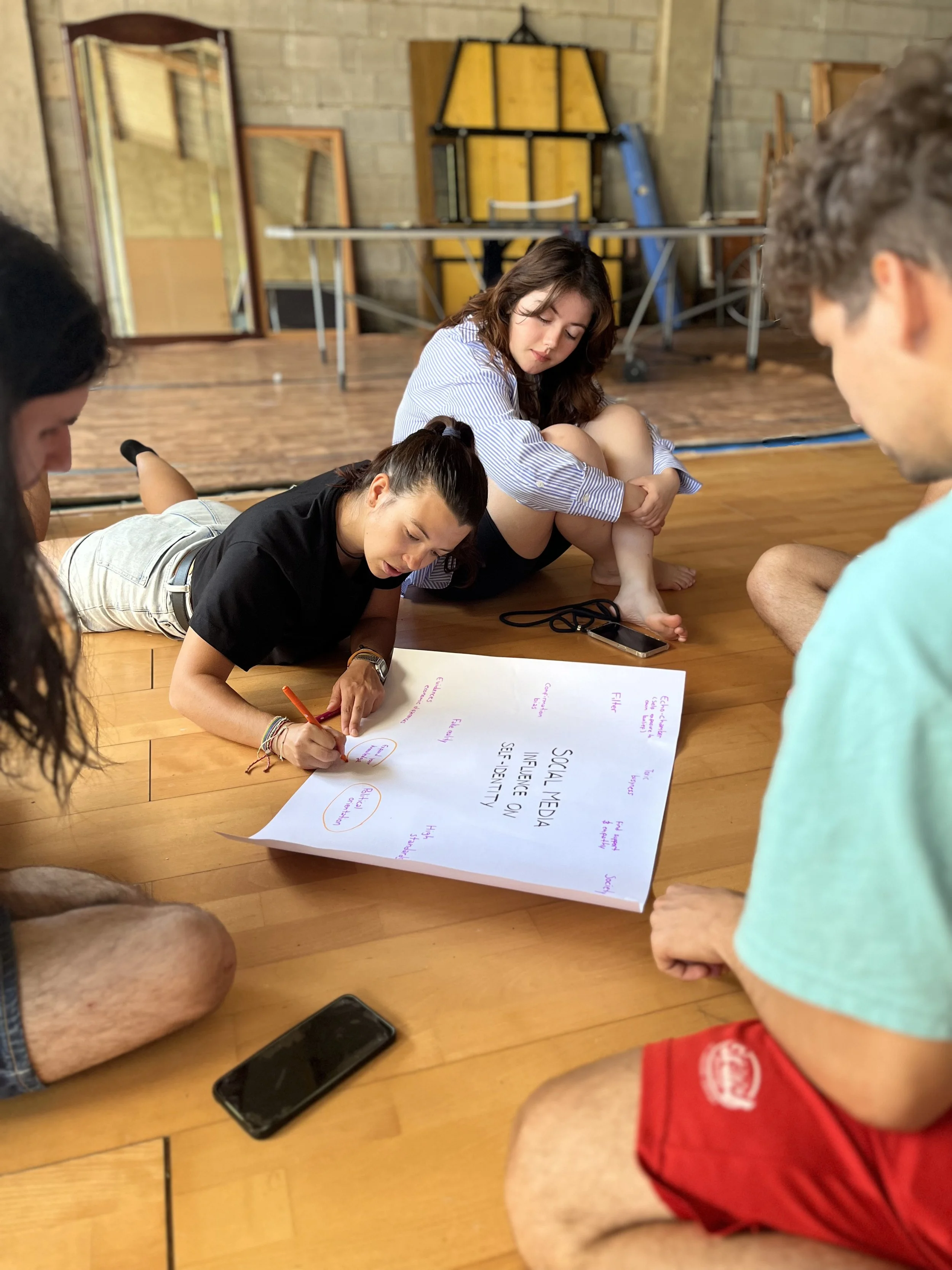 Un equipo de cuatro jóvenes trabajan juntos. 