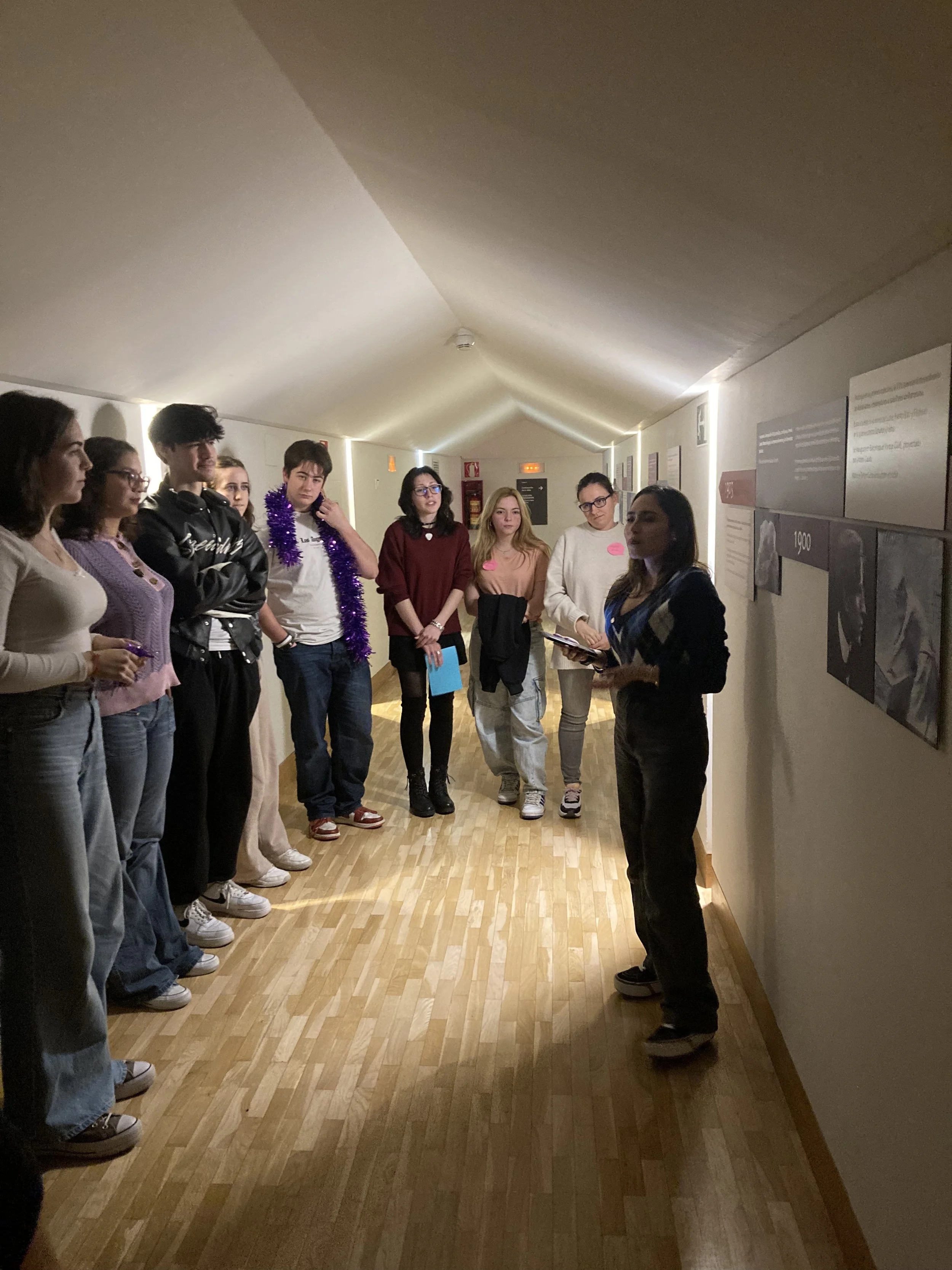Un grupo de jóvenes Rompepuertas  en el Museo Pablo Gargallo. 