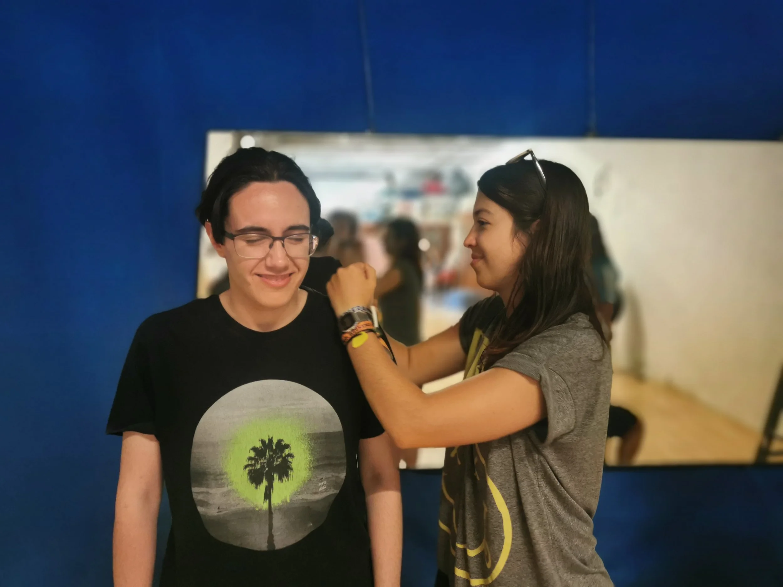 Dos jóvenes participan en una actividad teatral. 
