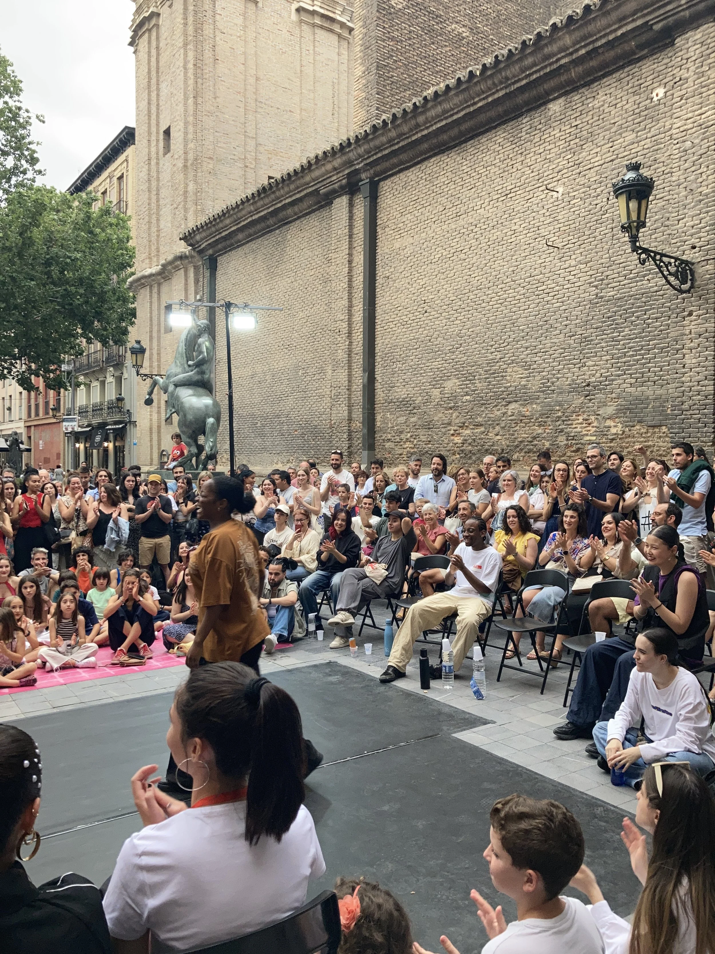 Una batalla de danza en la Plaza San Felipe. Se vel el público. 