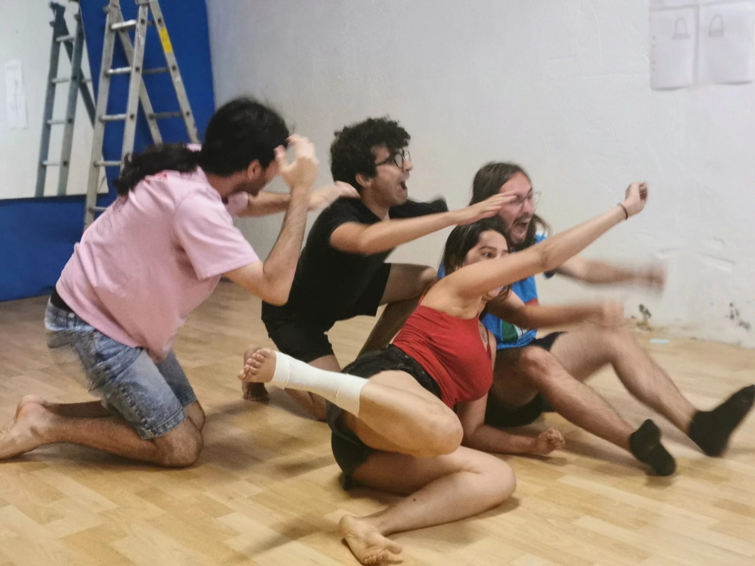 Actividad de teatro, un grupo de cuatro jóvenes lleva a cabo una improvisación 