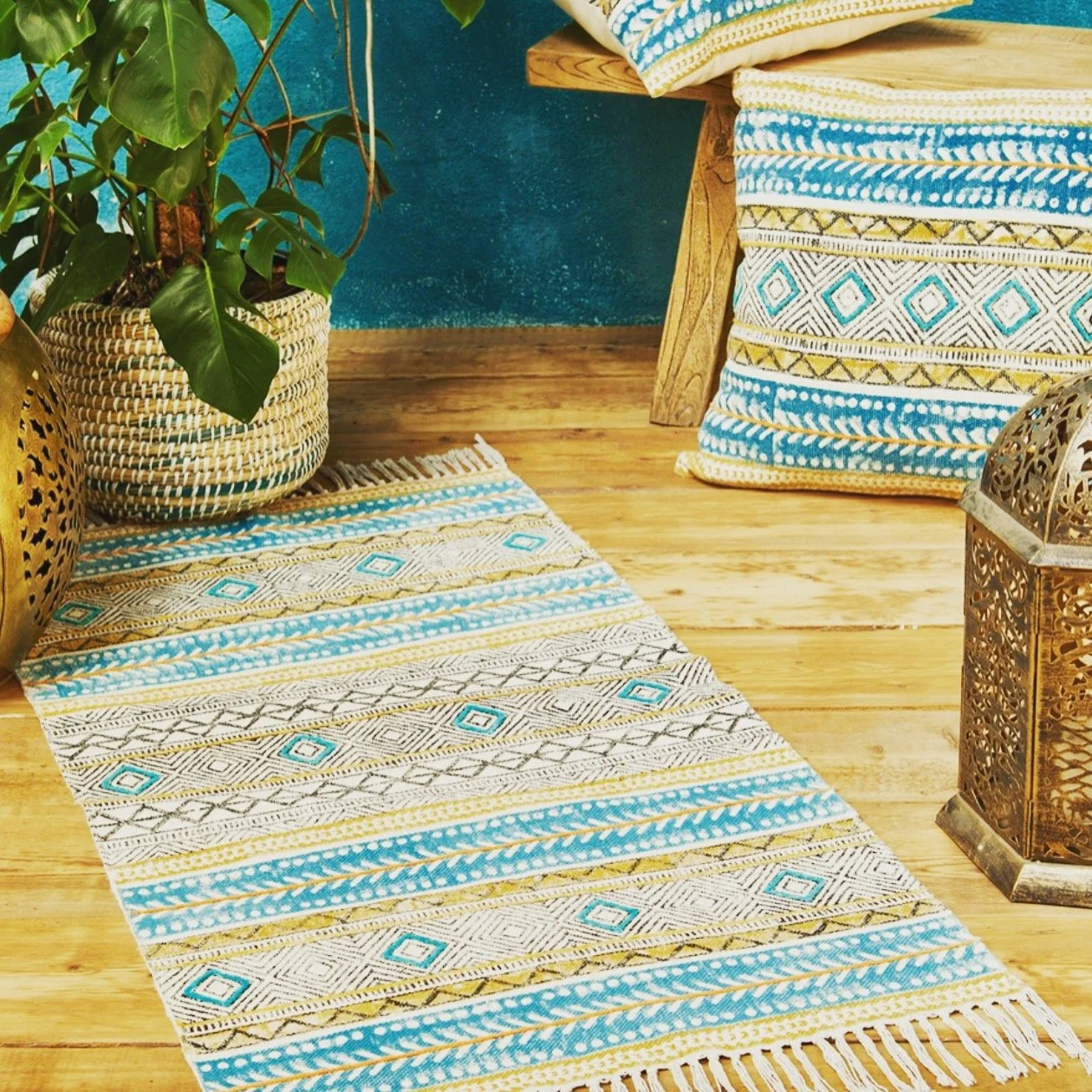 Bore da. :) We are very busy here this morning with post-Christmas deliveries. We have some of our bestselling #rugs back in stock, and also some gorgeous new designs. If you can't come to see us today, put the kettle on, kick back with a cuppa, and 