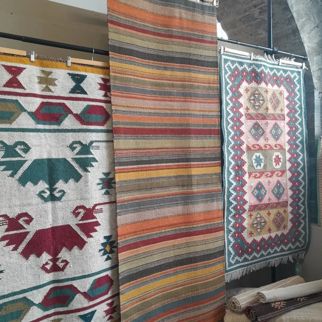 Bore da. Good morning! 👋

A refresh of the rug rack, some of the naturals and neutral #rugs in stock, and pretty tassels. 😍 🧶

We are all open today - lawr llawr / downstairs. Dewch draw i weld ni gyd. :)

#rugshop #Aberteifi #Cardigan