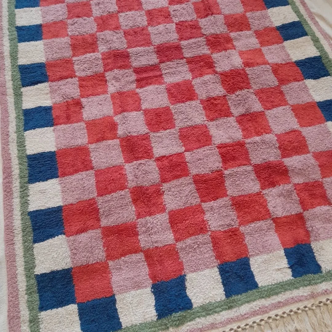 I paused for a nanosecond before placing the order for the Lizzie, but I'm so glad I did: she is stunning! Make sure you scroll to the final photo. 🤩 🟥🟪🟦 

Super comfy and soft. 100% recycled ♻️ cotton.

In stock: medium 120x180cm | 4x6ft. Avalia