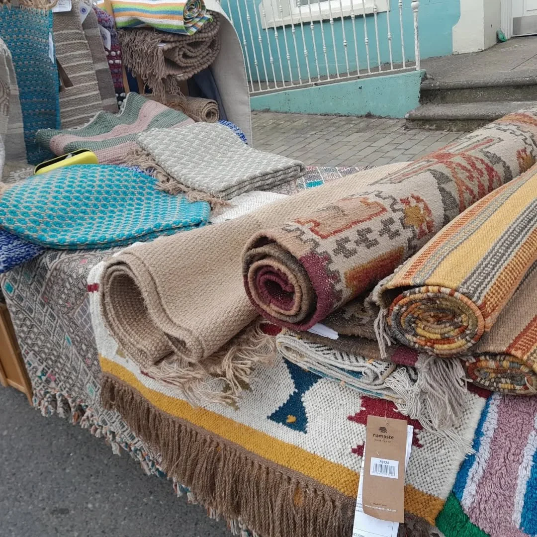Bore da. Good morning. 👋

I'm at the Monday market in Newport this morning. It's a fine and fresh morning. 🌤 🍃 I have a small sample of my smaller rugs with me today, or pop into the shop tomorrow to browse the full selection. 😊

#fairtrade #ethi