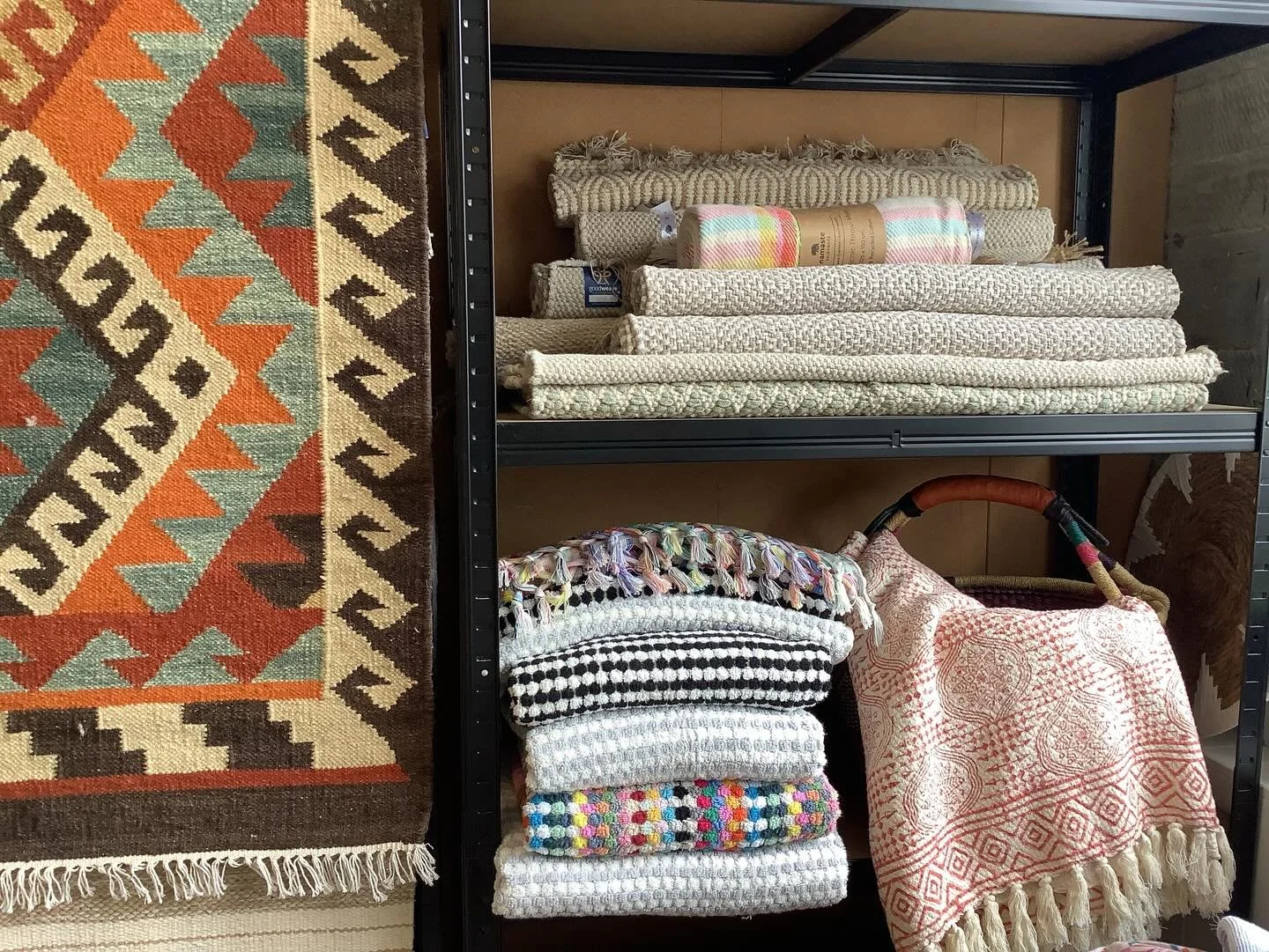 Happy Wednesday! Bore da. Had a bit of a re-jig. ☺️

#rugshop #homedecor #warpandweft #fairtrade #recycled 🧶♻️