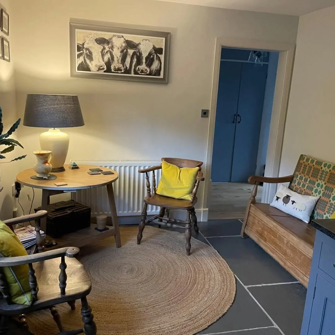 Bore da, and a very Happy Wednesday to you all! ☺️

Today, a photo from another delighted customer. Doesn't this look gorgeous? 😍 I am also a sucker for a #juterug rug, and the round option is just perfect here in a way that square or rectangle coul