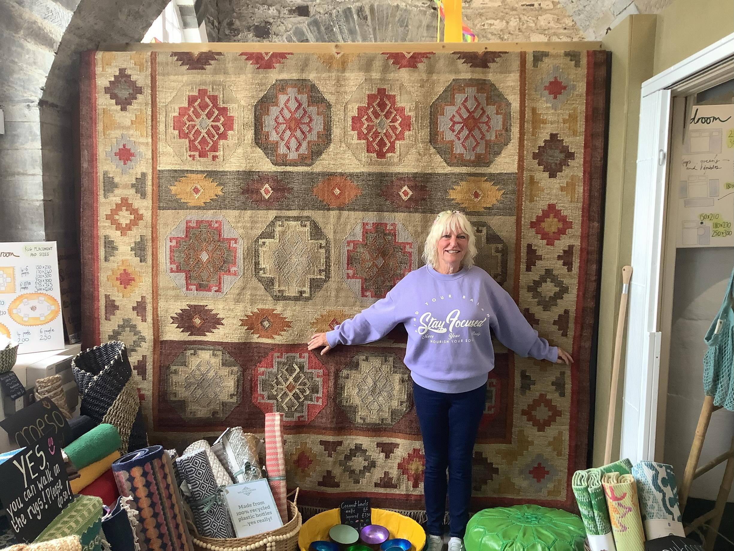 Today, some photos to show the size of the large and extra large rugs I mentioned on Thursday. Thank you to my model, Sara, my neighbour in the lower market - all 5 foot one-and-a-half inches of gorgeousness! 😍
🧶 wool kilim with cotton knots - a ma