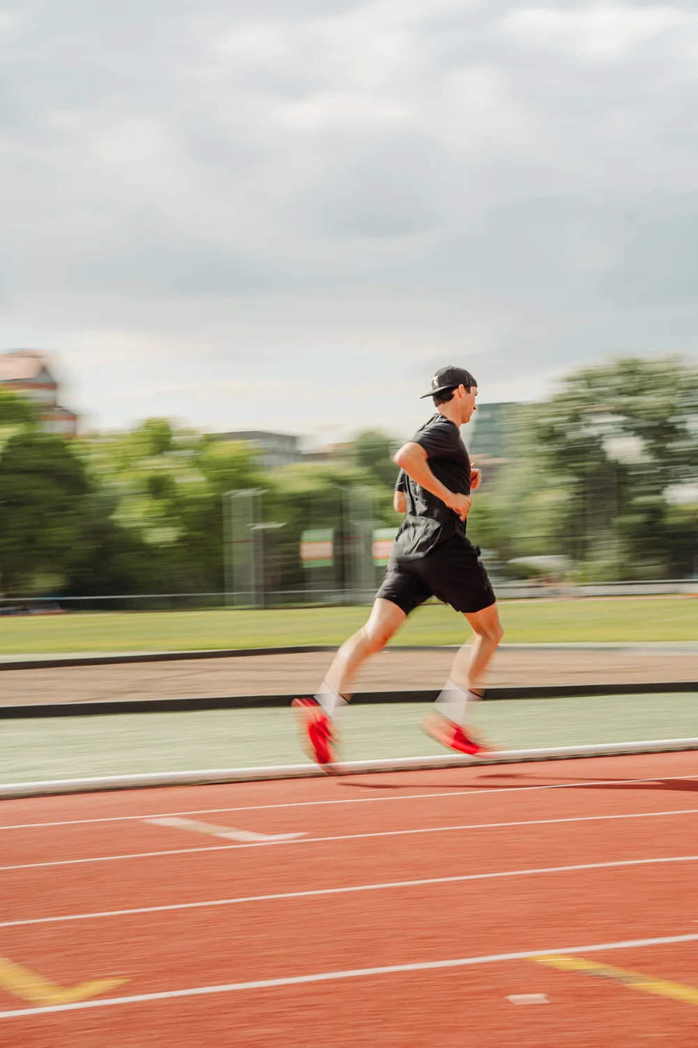 Hardloper op de atletiekbaan