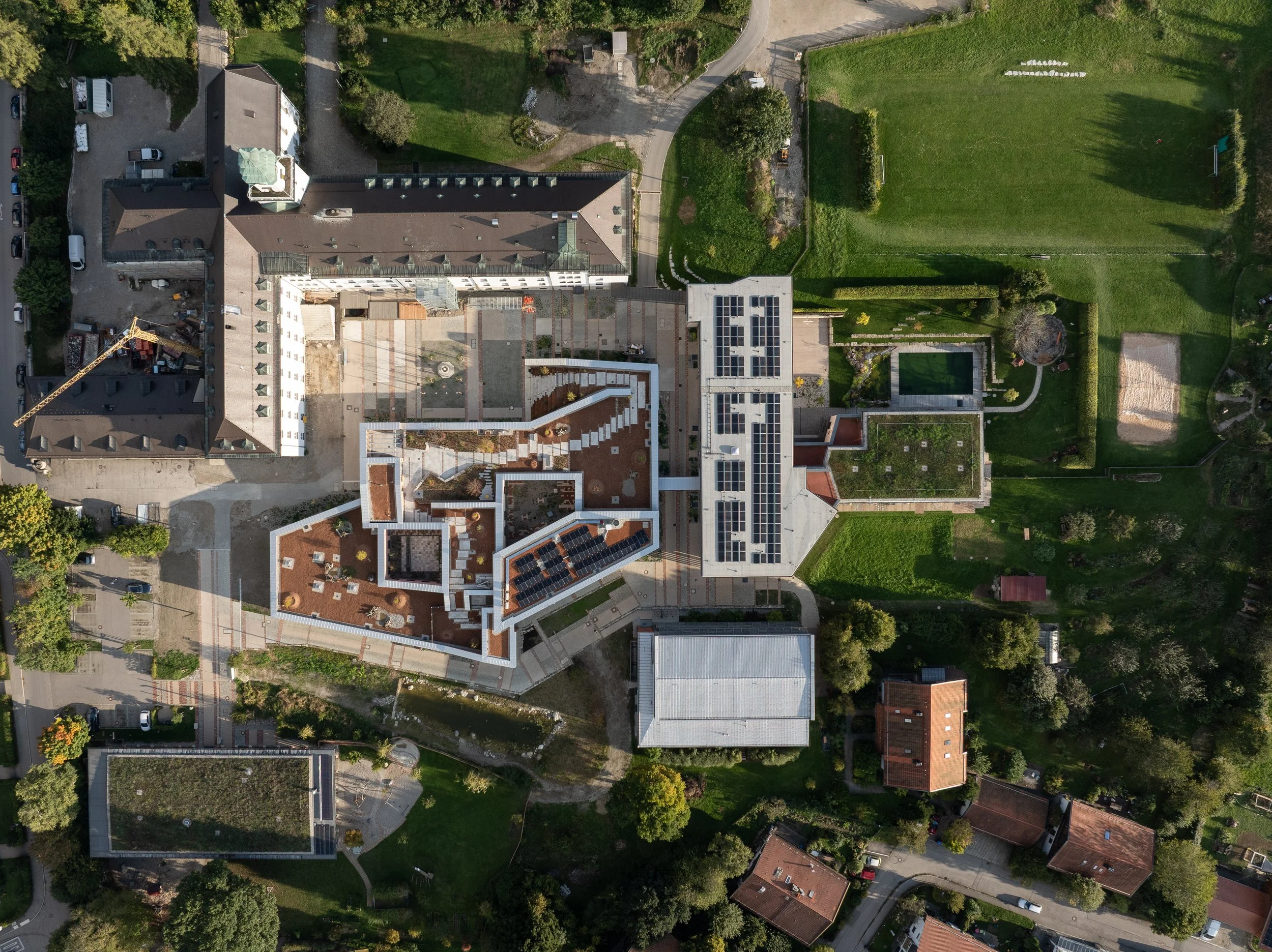 Vogelperspektive Lehmbau Campus St. Michael, Traunstein, Dachbegrünung, alternative, natürliche Bauweise, Nachhaltigkeit