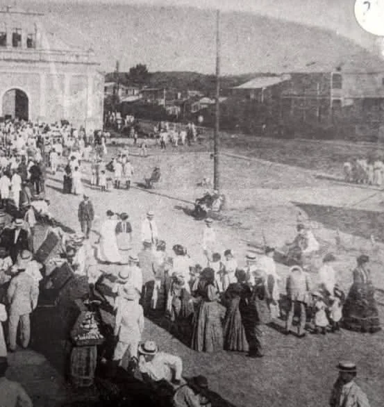  1893 - Plaza Pública e Iglesia 