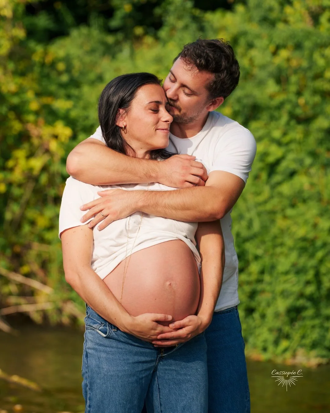 Quelques instants suspendus avant l&rsquo;arriv&eacute;e de b&eacute;b&eacute; 🤍

Une s&eacute;ance grossesse au bord de l&rsquo;eau, pleine de douceur, de lumi&egrave;re et de nature.

Capturer ces moments et garder une trace de cette attente, avan