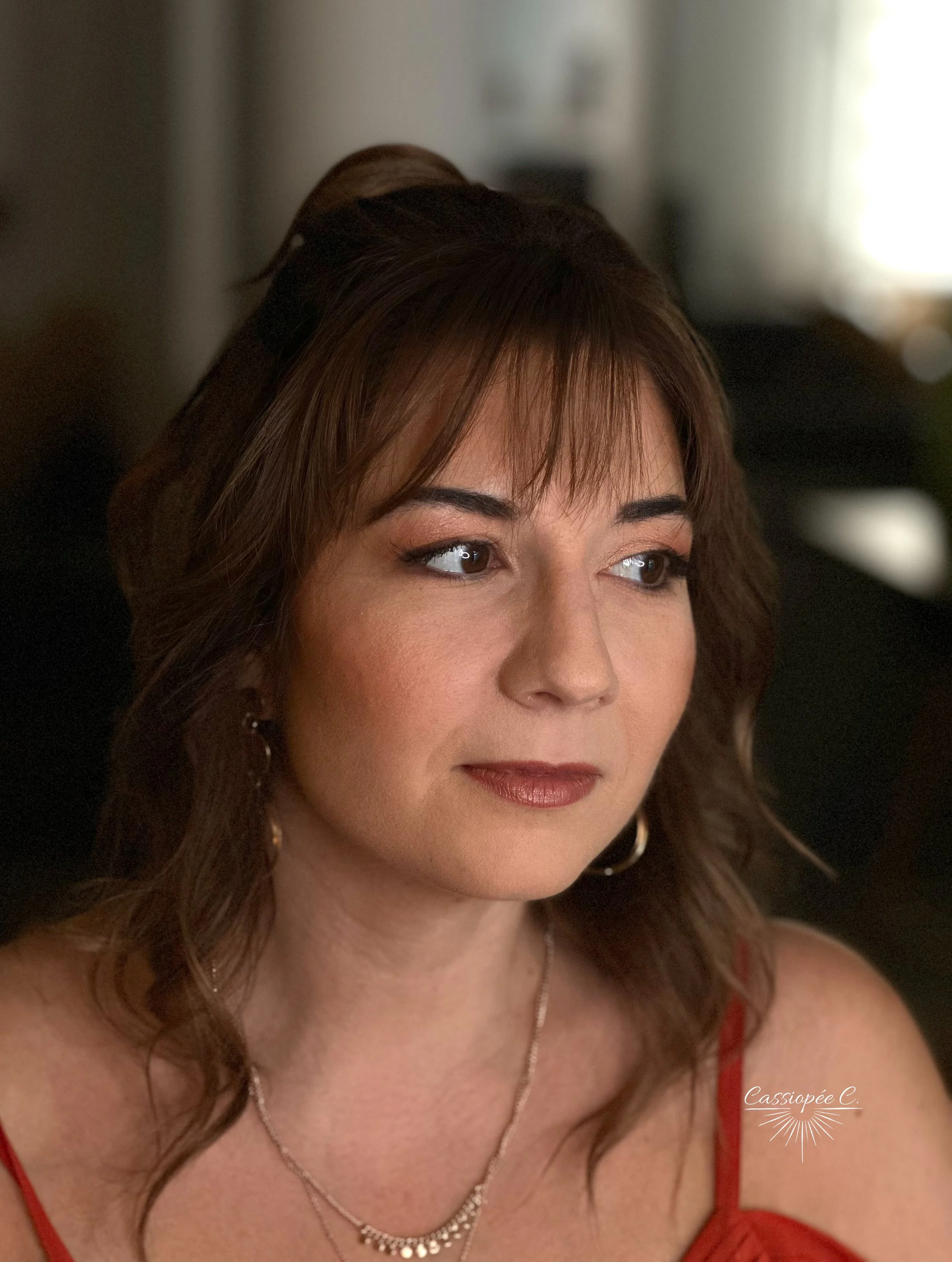 Une femme avec un beau maquillage d'invitée pour un mariage.