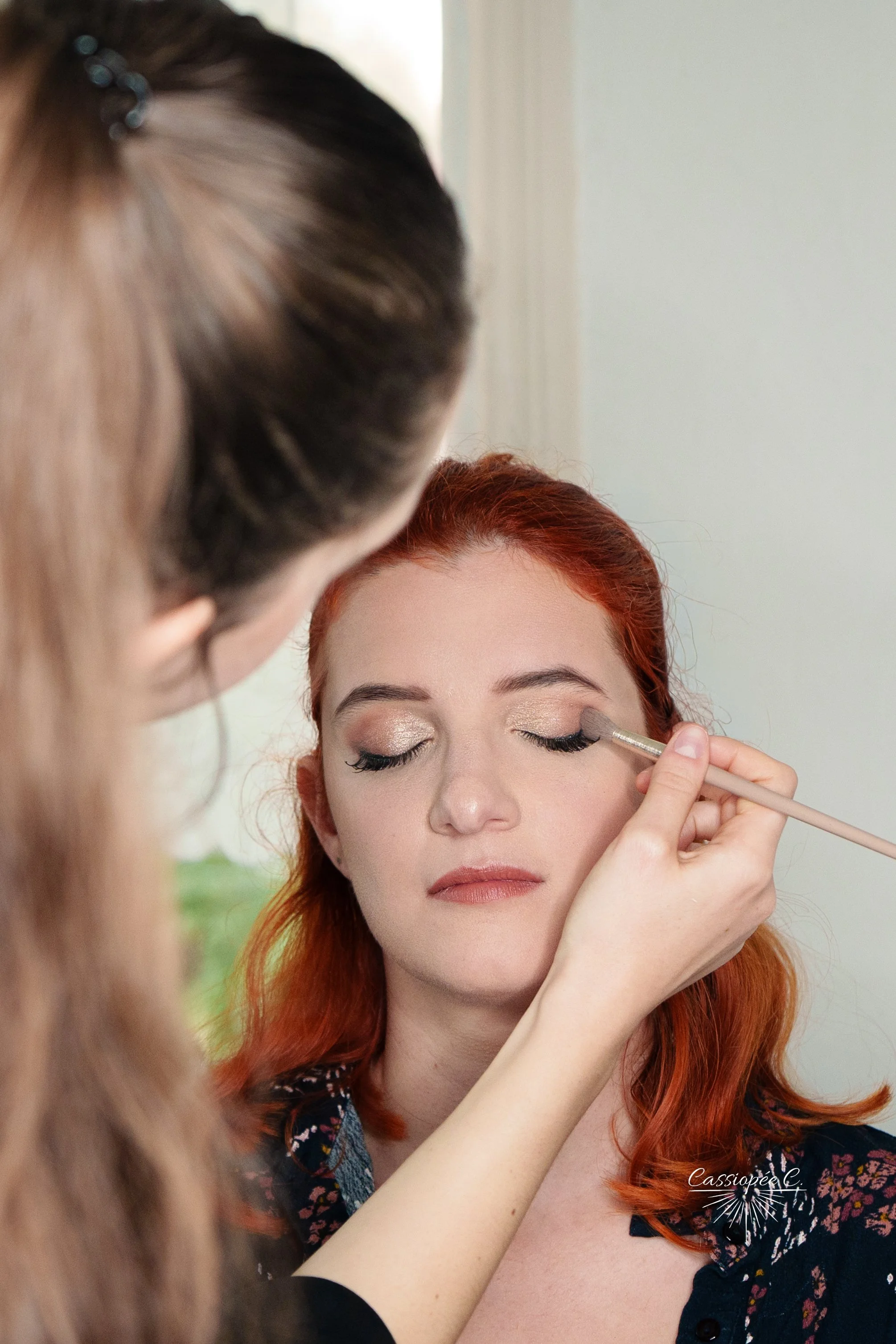 Une mariée se fait maquiller pour son mariage