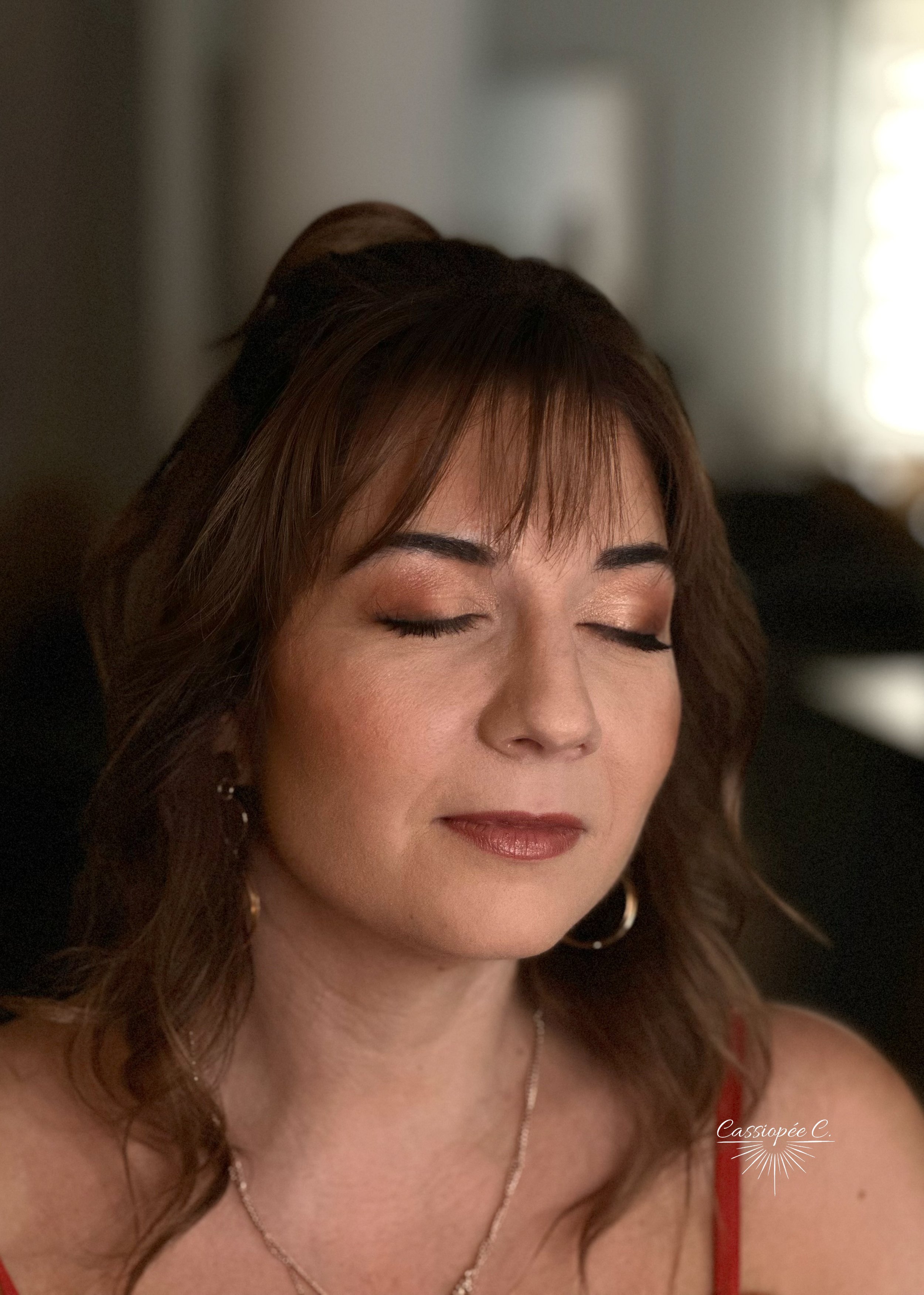 Une femme avec un beau maquillage d'invitée pour un mariage.