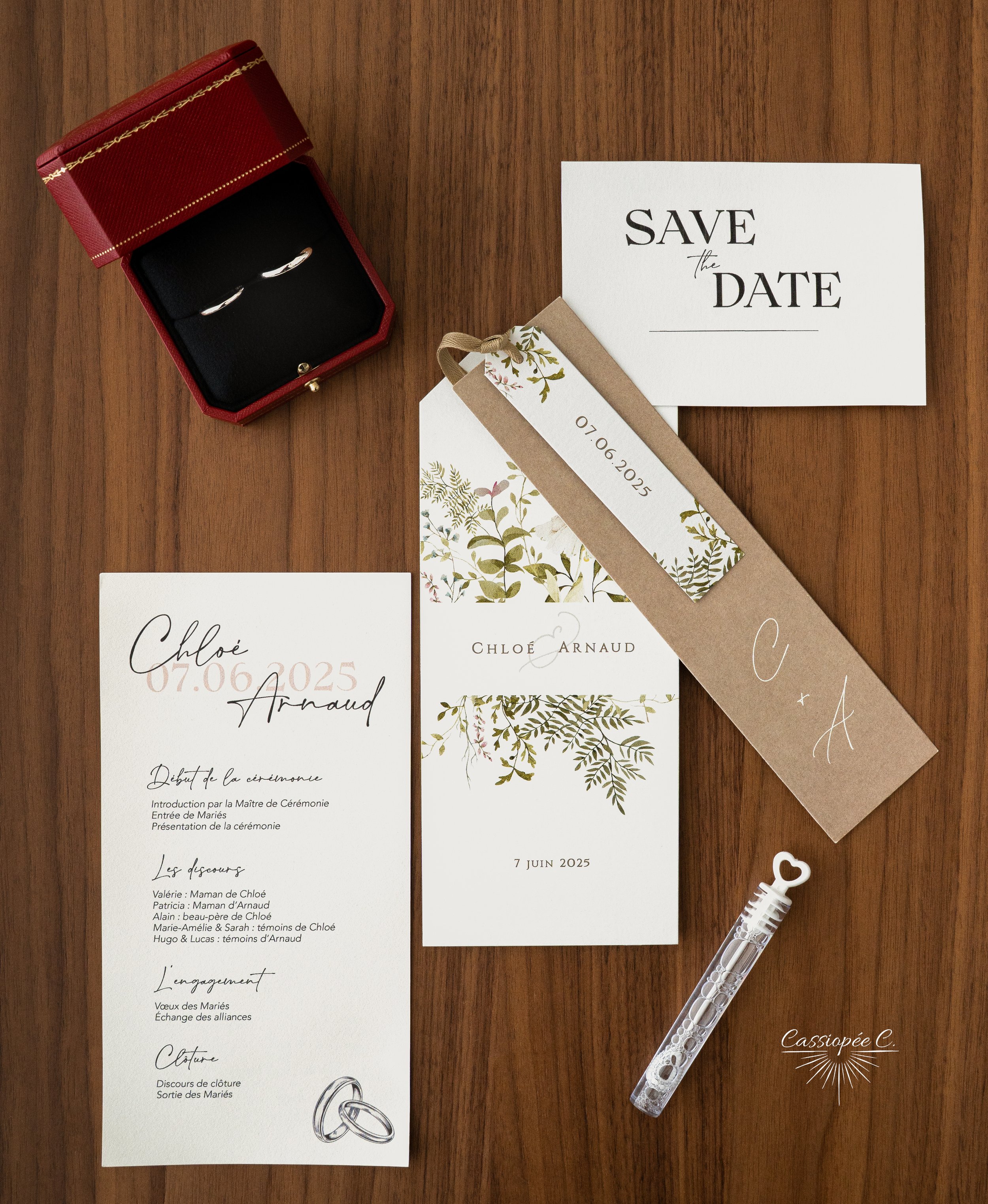 Accessoires de mariage avec invitation, alliance, boîte à alliance, marque-page, bulles en forme de cœur, et carte "Save the Date"