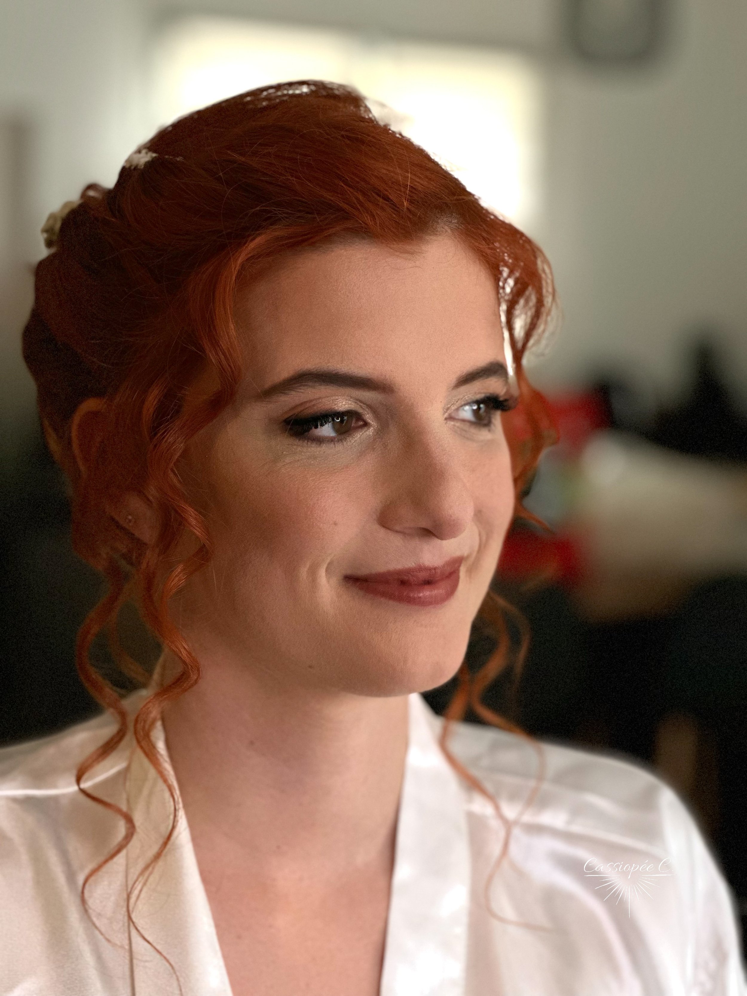 Une mariée coiffée et maquillée pour son mariage.